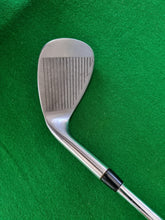 Load image into Gallery viewer, Professional Open Series 690 Lob Wedge 60°
