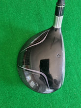 Load image into Gallery viewer, TaylorMade Burner 5 Wood 18° Regular with Cover
